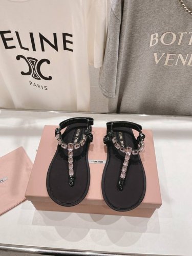 高版本出厂 钻款 MiuMiu缪缪2025ss仙女简约风水钻夹脚凉鞋夏季百搭款。舒适又好穿，上脚显白 怎么穿都好看，今夏时髦精最爱～全球最火夹趾凉鞋， 出现在各