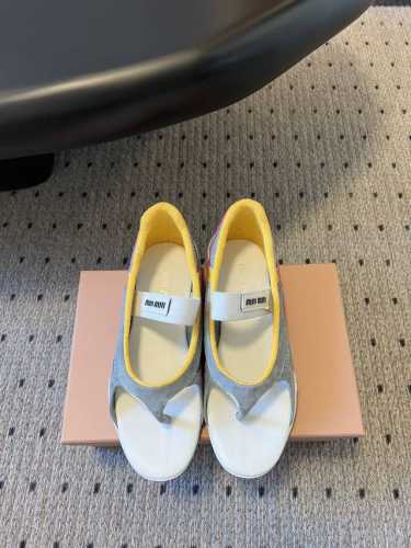 代购级 Miu Mi* 25ss 春夏新款走秀MiuMiu 玛丽珍 休闲夹脚凉鞋秀场工艺来自Miu Miu系列的细节特写 新季的潮流要素一 与此刻挚爱的概念，多