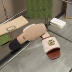 上新款了古奇 Cm跟拖鞋、出货了: 面料双gg布料、黑色丶粉色丶加啡、米白、灰色 内裡:进口羊皮、垫脚: 码数35一43码 工厂价橡胶底 元钱、 可以定做真皮大