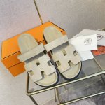 男+10。Hermès 爱马仕 男女同款春夏新款老舅凉鞋实力来袭 网红同款 休闲百搭简单ins&小红书超多网红明星纷纷种草 鞋子上脚超级百搭 随时随地刻画自己的