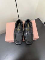 Miumiu2025春新款方头乐福鞋 这款鞋线条简约设计经典，饰以Miu Miu徽标搭扣等金属细节。 鞋面采用了进口 植鞣羊皮 羊皮衬里 鞋舌压花徽标 鞋底采用