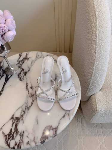 出厂价 Christian Loubouti* 新款铆钉红底高跟拖鞋 野性与性感之美 流畅的曲线勾勒曼妙风情 尽显性感风姿 万年经典款 鞋面羊皮原版铆钉 内里垫