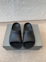 BALENCIAGE 巴黎世家 Pool Crocs 合作款厚底拖原版1:1还原，单码单模，大小合适，舒适度满满，后跟和原版一致有码标，所有鞋面颗粒感，鞋底纹路