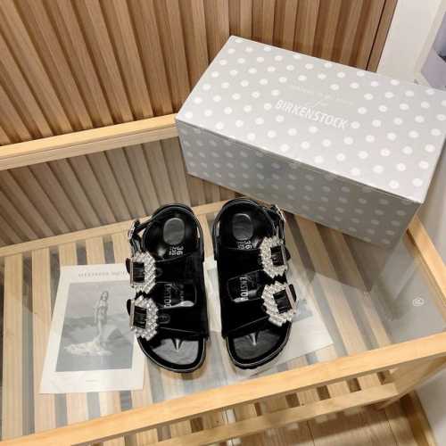 Birkenstock X Manolo Blahnik 联名款，法国巴黎birkenstock 与传奇鞋履设计大师 Manolo Blahnik 推出联名系列