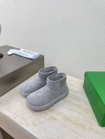 短款 Bv风雪地靴真是够了好穿就算了还那么显瘦！ 很难不爱厚底雪地靴 灰色 保暖的同时还增高显瘦~而且怎么搭都好时髦。 黑色 还hin适合今年大热的美拉德穿搭