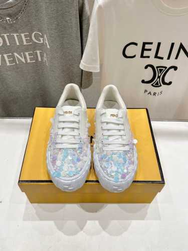 高版本出厂 最新火爆 Fendi 芬迪 Domino亮片小牛皮休闲鞋运动鞋-全新必备款型！ 这款亮片休闲小白鞋，一定会成为深受大家喜爱的一款鞋履，对于想打造简约