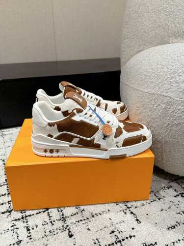 顶级版本 情侣款LV 路易威登L家 Trainer 24 新款 奶牛风 休闲 运动鞋 滑板鞋 LV Trainer 运动鞋的灵感源自复古篮球鞋，代表 Virgi
