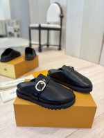 出厂价： 专柜新款包头半拖拖 winterbreak comfert 平底拖鞋LV 字母和Monogram 花卉点缀图案的皮面，最新爆款系列 高级慵懒风，百看不
