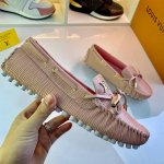 出厂价 Louis Vuitton这款arizona便鞋采用monogram Eclipse帆布，其手工漆绘染边及手工缝制鞋面充分展现了路易威登的传统制鞋工艺。