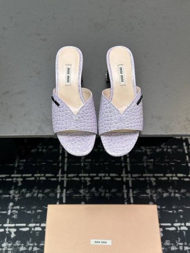 MiuMiu*2025ss缪缪春夏新款高跟镶钻小牛皮凉鞋拖鞋Zp开发 原版拆卸 秒杀市面普通版本，miumiu真的太少女啦！小牛皮超级软糯 舒适度超高！ 鞋面：