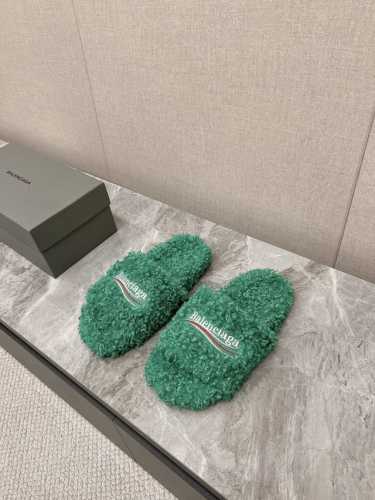 Balenciaga巴黎世家 新款情侣棉拖 可乐刺绣斜纹磨毛棉布面拖鞋 顶级版本超火巴黎世家毛拖 情侣尺码 时装博主与欧美明星大爱款 冬季必备款 时尚却不过分张