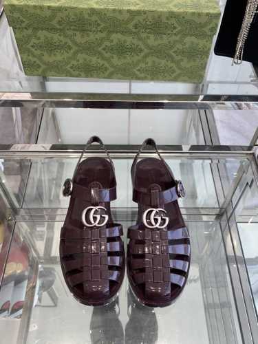 Gucci春夏新款 双G果冻凉鞋 TPU材质。专柜购买原版 ，所有细节、材料 ，全部跟你在专柜买到的都一样 ！模具耗时一个半月，一对鞋子的模具重达1吨！真正能做