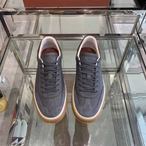 Loro Piana 诺悠翩雅 24Ss 新款lp情侣款德训鞋 休闲板鞋 这款新款绒面革网球鞋采用超低帮设计，适合全年穿着。包边鞋底营造轻松迷人的色彩组合，将功