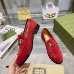 5360-10 酒红色羊猄￥380｛34-41｝34.41定做。作为品牌备受喜爱的符号元素，马衔扣造型配件亮眼点缀于这款精致的Gucci Jordaan系列女士