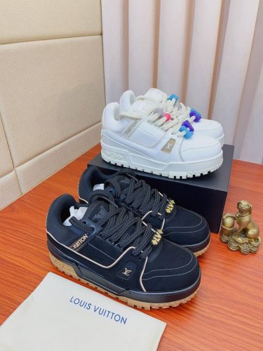 实价： Lou*V～男士高端 运动鞋！路易威登艺术总监 Virgil Abloh 自复古篮球鞋汲取灵感，以柔软的小牛皮搂空飞织网布棉拼接色彩盛宴 打造此款 Lv