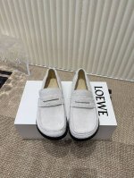 loewe 罗意威 2025Ss春夏新款cam玛丽珍乐福鞋 采用进口雪花丝绒牛皮，给人一种强烈的视觉冲击，异常吸睛，鞋身整体线条优美，上脚非常舒适！ 鞋面采用进