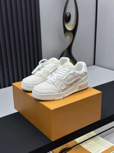工厂直销 顶级版本 LV-路易威登-经典走秀新款空胶工艺 原版1：1开发复刻！！上脚非常舒适 奢侈用料，做工精细，中底印有欧洲制造英文字母鞋面由意大利进口小牛皮