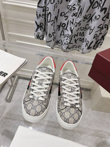 出厂 Gucci古驰最新ace系列pro版小白鞋 原版购入开发 Ace系列运动鞋延续品牌叙事，匠心成就主打单品。 配送专柜精美包装 面料 原版进口柔软牛皮 内里