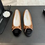 CHANE*｜小香万年经典拼色蝴蝶结芭蕾舞鞋 永恒的经典 名媛气质十足香奶奶事时尚界当仁不让的领头人物想必看到它的样子已经再熟悉不过了我对这个鞋型一直是情有独钟