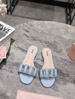 MiuMiu谬谬2025春夏新款镶钻一字拖鞋可甜可盐的喵喵女孩 简约设计的鞋面给这款凉拖增添不少少女心。原版 1：1开发，各大明星 网红的热爱款 ，亲肤柔软夏季