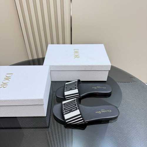 平底 高跟 Miss Dior 迪奥经典巴黎走秀款新品一字拖鞋系列这款Miss单鞋系列巴黎走秀爆款，优雅时尚。采用漆皮皮革精心制作，款式简约，鞋面饰以金色饰面金