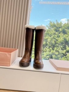 现货供应缪缪miumiu长筒靴保暖靴雪地靴 秋冬新款朋克风羊毛机车靴全球限量款闭眼可入，年度可以封神的战靴朋克风满满，上脚绝绝子既能当甜妹又能扮拽酷越看越上头