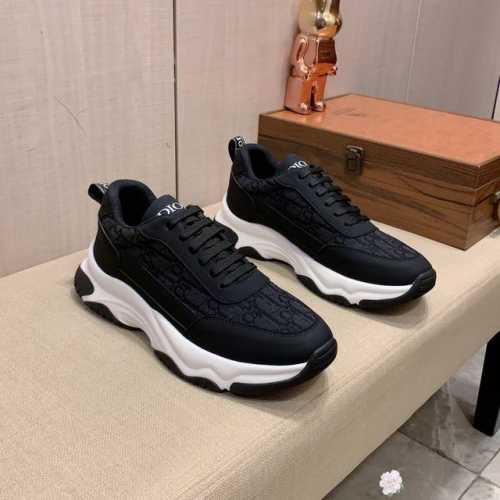 新款: 厂价: 迪奥DIOR* 最新爆款休闲鞋，顶端品牌奢侈～代购，顶级～质量。鞋面選用进口透气牛皮搭配布面材质透气羊皮垫脚 精细做工。原版个性时尚柔软橡膠耐磨