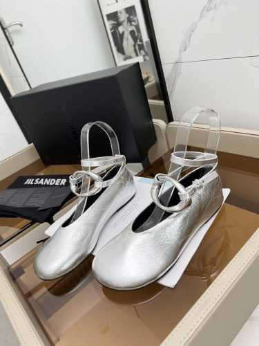 高品质出厂 JILSANDER 24春夏极简主义平底五金扣饰圆头后空凉鞋单鞋！市面顶级原单版，ZP对比做货，所有细节都跟柜上一致：包括鞋面皮料，鞋垫内里皮料、刻