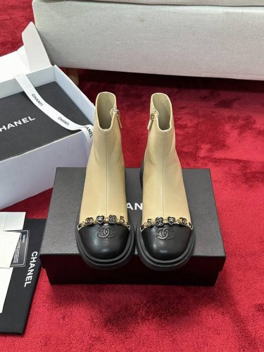 厂价 Chanel 24B 新款 双c 秋冬马丁 靴 香奈儿秋冬重工爆款短靴 经典电绣菱格元素和链条元素交织，细节满满！ 小红书力推款，怎么搭配都好看，时髦精必