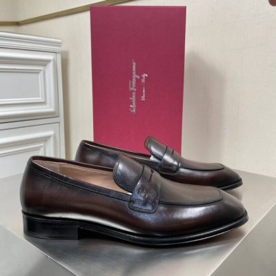 新品salvatore Fer* Penny乐福鞋！高端男士商务休闲鞋乐福鞋 优雅不凡的新款经典便士乐福鞋。由上乘意大利牛皮制成，鞋面造型别致，搭配杏仁形鞋头