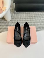 Miumi* 24 早春新品蝴蝶结丝绒玛丽珍单鞋 公主请下单 实穿百搭又耐看 上脚很有气质，温柔得体 小跟穿起来很舒服，上脚软糯透气 Miu里miu气的一款小单