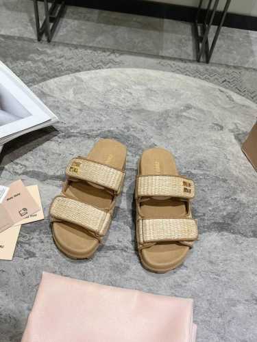Miumiu缪缪春夏草编凉拖 Miumiu平底微标凉鞋拖鞋简约大气时髦耐看不过时是时尚圈永不退潮的经典所在，复古的英伦风格，让你穿出不一样的气质 面料：1:1草