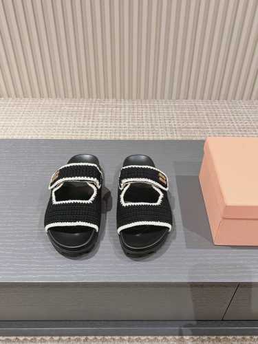 出厂 ，Miu Miu 24Fw 淑女甜美的代言，洋里洋气的一款，非常的喜欢，高级感体现的淋漓尽致！简约气质款式，优雅风格，创造不一样的感觉 面料：毛线编织 内