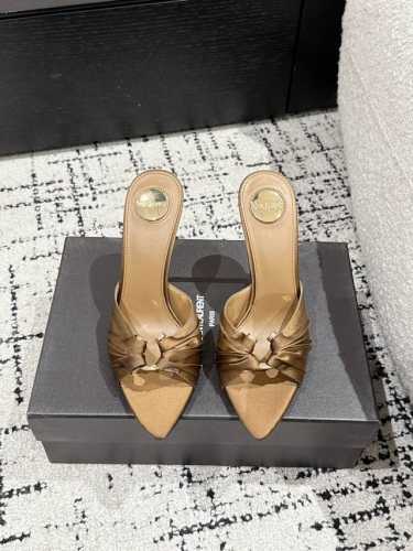 380 Saint Laurent圣罗兰 Ysl25年蛇年新款高跟鞋 无论是派对还是通勤♀，一双合适的鞋子总能让你光彩照人。今天就向大家安利这款绝美高跟凉鞋，经