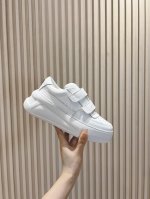 Acne Studios专柜最新厚底休闲魔术贴笑脸小白鞋，如果你穿腻了celine厚底 那一点要试试acne的这款厚底！！太好穿 太轻便了！厚底6.5妥妥拉腿型