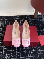 代购级390 roger Vivier Rv 24Ss 新款 烤漆方扣单鞋 始创于1965年，Roger Vivier是品牌代表作，以其特别的饰扣和Skyscr