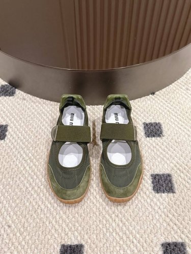 p330。码数35-40。（41定做） miumiu 缪缪2025春夏最新款玛丽珍魔术贴单鞋！太好看啦！大爆款再次来袭，魔术贴的设计真的是可可爱爱！ miumi