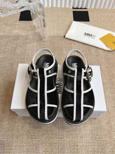绒面： 皮面： Maison Margiela 玛吉拉 猪笼鞋 mm6家2025新品最高版本买手代购完美 猪笼鞋凉鞋原版开模双层鞋底 原版套楦鞋型很大方 搭配各