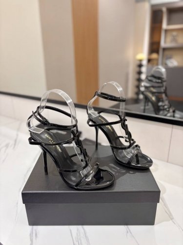 工厂直销 SAINT LAURENT 圣罗兰 YSL字母金属扣烤漆跟高跟凉鞋。特色的YSL字母扣设计，独享不一样的风采。面料采用进口镜面牛漆皮.混种羊皮_内里使