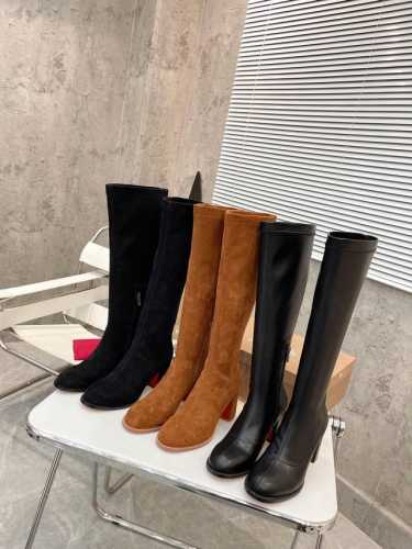 元： Christian Louboutin Cl 年重磅推出新款粗跟弹力踝靴，经典而精致，线条流畅纤细。配有70毫米方形鞋跟。根据场合，将它拉至小腿,一对鞋可