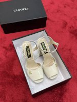 厂价 Chane*｜小香24P新品走秀 款防水台双c高跟凉鞋 巴黎时装周周秀重磅新品 穿上瞬间拉长拉细小腿比例 随意的搭配即可造型出甜酷气质！ 鞋面采用原版牛皮
