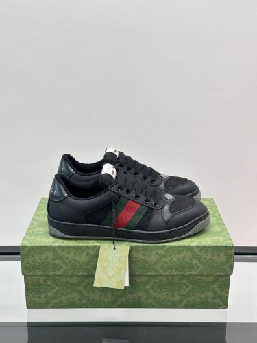 Gucc* 低帮运动鞋系列复古小脏鞋这款运动鞋以70年代经典运动鞋为灵感原型复古学院风款式与融入怀旧运动服风格的面料风靡数十年，不同风格演绎出的协奏之曲为其提供