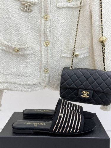厂价380 chane*｜小香经典春夏新品 水钻双C平底拖鞋 这一季的春款真的太爱了！ 点缀的水钻双C在阳光下Blingbling… 逛街、约会、通勤都都能轻松
