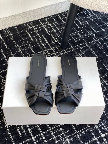 代购级 The Row 24Ss 新款小众法式 女真皮拖鞋凉鞋 这双简直就是年度梦中情鞋 年度必入高级感从里到外散发了 一定要入 面料：进口绵羊皮 内里：羊皮