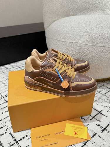 顶级版本 男款LV 路易威登L家 Trainer 24 新款 魔术贴 休闲 运动鞋 滑板鞋 LV Trainer 运动鞋的灵感源自复古篮球鞋，代表 Virgil