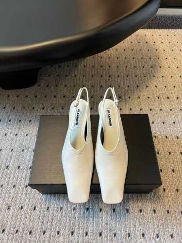 jilsander 25 水晶跟 小方头穆勒鞋单鞋 同步柜柜最新款 水晶跟真的太特别啦，低调有内涵一直是Jilsander给我的感觉 搭配也是绝绝子的单品 喜欢