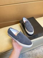 普拉达 顶级代购男士hk专柜同步发售。鞋底：原厂特供原版底，原版皮 猪皮里 独家活动成型底超级舒适，原厂跟单货，高品质多色拼接设计做工精致细腻，独一无二， 细节