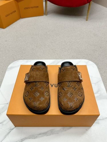 女款 男款 L’V Cosy Comfort平底毛拖采用绒面牛皮革包裹舒软羊毛皮革内衬，以韧性鞋垫和轻盈微型外底升级舒适体验。装饰彰显考究质感，恰似经典Twis