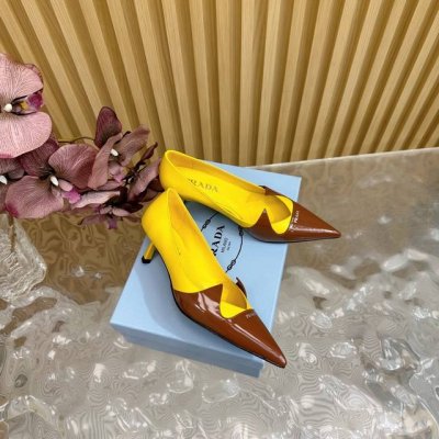2025早春新款PRADA 普拉达经典三角标 蝙蝠鞋高跟单鞋系列 简约极致 三角标点缀 面料采用进口开边珠内里垫脚均为羊皮意大利进口牛皮大底跟高：5.5cmsi