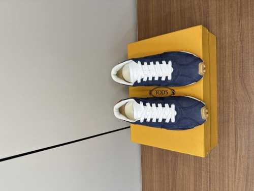Tods-托德斯25早春新品休闲运动鞋 阿甘鞋这款真的是太值得一提了，鞋子鞋型很好而且上脚非常轻便，整双鞋子总之非常讲究，面料也是肉眼可见的柔软细腻，好鞋要自己